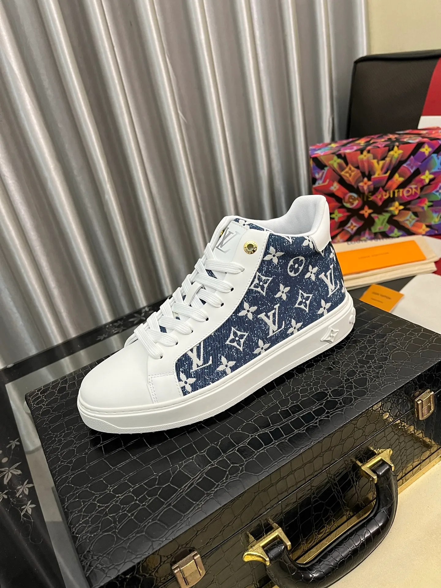 Men's shoes 💰: 560⌚️⌚️ Louis vuitton/LV Louis Vuitton 》Original quality.~ Unique modern style sneakers. 🏃A must-have casual shoe for trendy men😍😍 Original brand imported from Italy, imported original leather, sheep lining (refuses to discolor and grind feet) Sole: Original sole provided by the original factory, French lazy style design ⚠️Fit to the feet, original quality, super comfortable original sole. Code number: 38-444⃣️Color optional